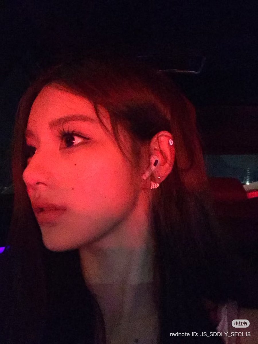 cngirlarchive's tweet photo. 옆태 미쳤음... https://t.co/bevSKRBISK