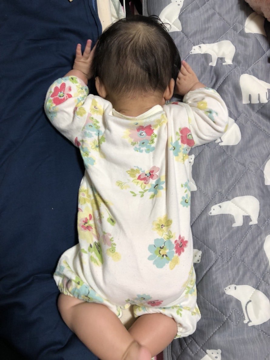 jw2_yume's tweet image. 布団と布団の隙間に収まる次女　
可愛かったなぁぁぁぁ🥹🥹
おててもかわいいーーー
1日だけ戻りたいなぁ〜