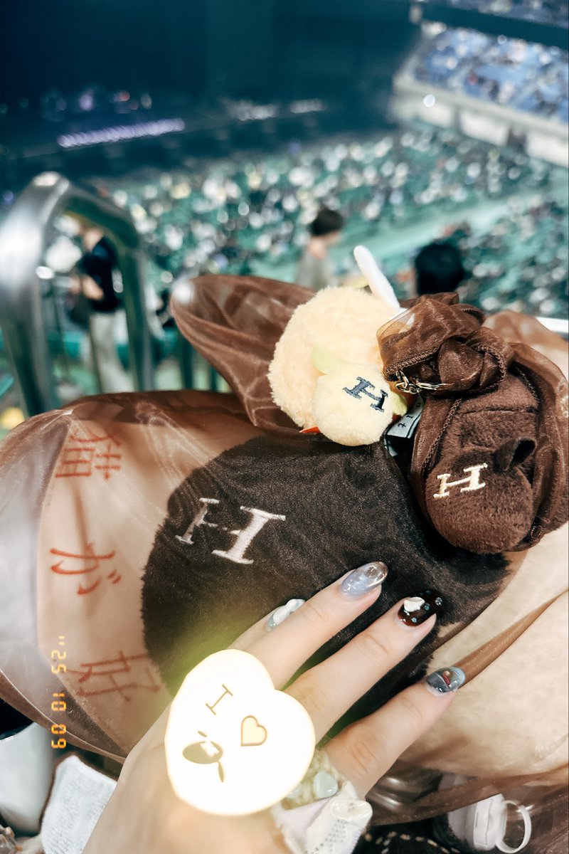 ____07mer_'s tweet image. 羊文学武道館🐑🪩
ぼっち参戦だったけどひつじちゃんぬいぐるみのおかげで寂しくなかった❕
ライブ中は膝の上に乗せて、キラキラリングの手でぽんぽんしながら聴いてた☆彡
この日のためのネイルも見てほしいᡣ𐭩
ニューアルバムではそのときがいちばん好き✧︎*。

#羊文学武道館 #羊文学_いまここ