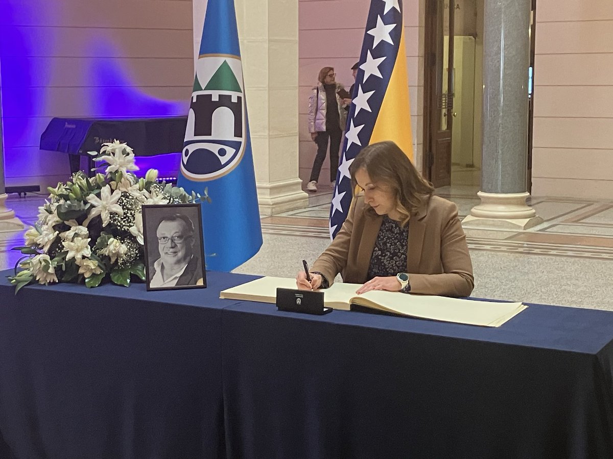 kinrepsov's tweet image. Mit seinen Liedern hat Halid Bešlić die zerstrittenen Völker am Balkan in Liebe ❤️ verbunden. „Thank you for the music“, schrieb Europaministerin @claudiaplakolm ins Kondolenzbuch für ihn im Rathaus von Sarajevo. Bešlić wird am Montag unter großer Anteilnahme beigesetzt.