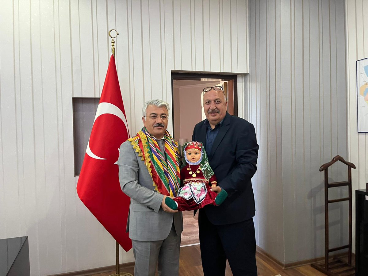 TC_Aksehir_Kym's tweet image. AKYÖRDER'den Ziyaret…

Akşehir ve Yöresi Yörükleri Yardımlaşma ve Dayanışma Derneği Başkanı Mehmet Yaşar ÖRS ve Yönetim Kurulu Üyeleri Kaymakamımız Dr. Mustafa YİĞİT’i makamında ziyaret ettiler.

Dünyanın Orta Noktası; Akşehir!