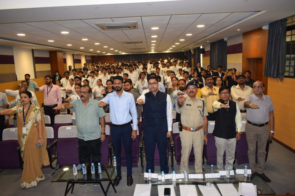 trafficmitra_'s tweet photo. इस अवसर पर ARTO राजेश गुप्ता जी, ट्रैफिक ACP मनोज खत्री जी, ट्रैफिक मित्र पहल के प्रेरक श्री ऋषभ बागोरा जी, तथा डॉ. अनिरुद्ध सिरोठिया (Lt. Cdr) ने छात्रों को सरल, प्रेरक और संवादात्मक अंदाज़ में ट्रैफिक नियमों के प्रति जागरूक किया। https://t.co/0d348wTSHI