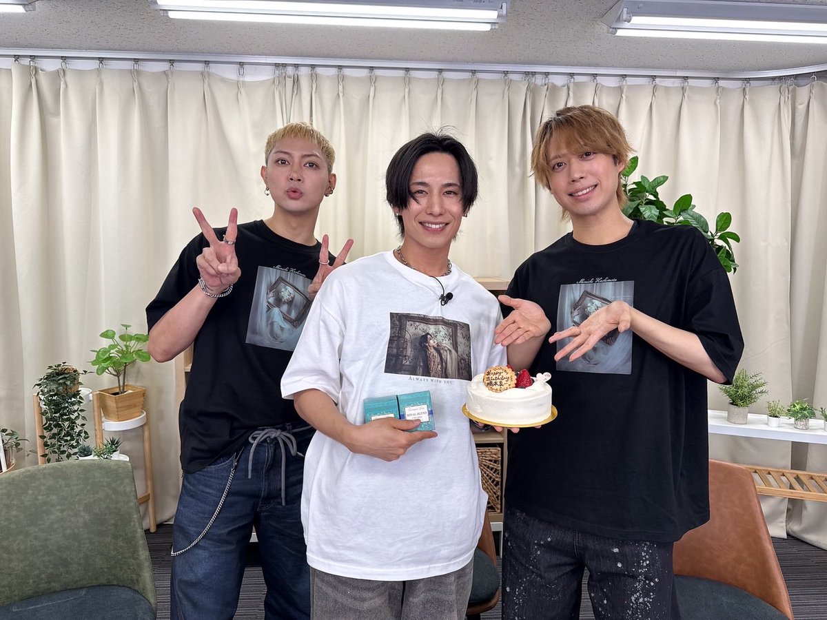 しんちゃーん！
改めておめでとうさん😘
一個上になったからいーーーーーーっぱい奢ってもーらおっ
これからもムルと一緒によろしくね🐈‍⬛🐈‍⬛🐈‍⬛