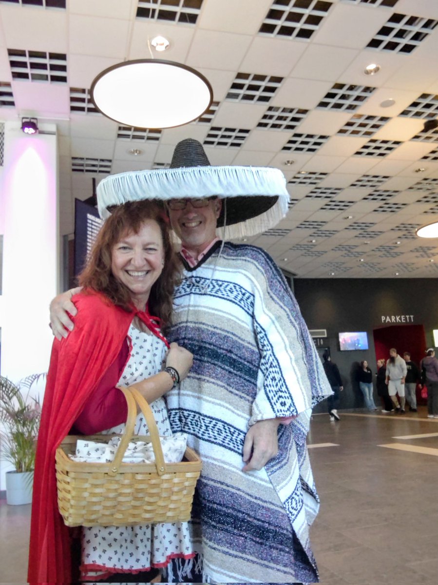 KatalinMDesign's tweet image. This 1's for you @AnthonySHead ❤️
On a blind date, participating in a cosplay masquerade as Buffy/Willow and Giles from the Halloween episode. No we didn't win but had the time of our lives 😁#cosplay #BuffyTheVampireSlayer #Buffy #Willow #Halloween #Helsingborg  #Sweden