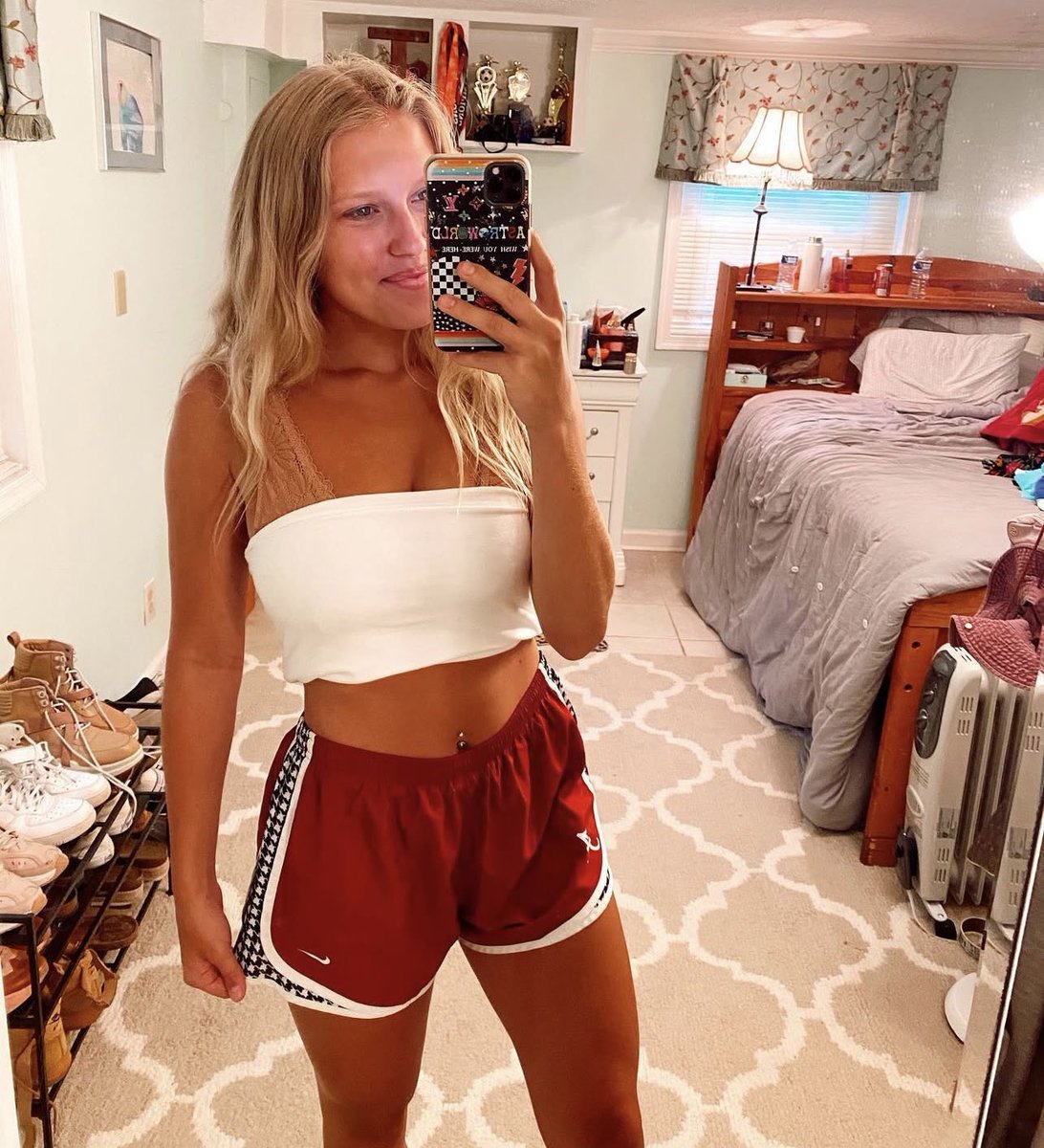 temposhorts's tweet image. She rocking @UA_Athletics Nike Tempo Shorts, i didn&apos;t even know they existed. 🔴⚪ #rolltide #bestshorts