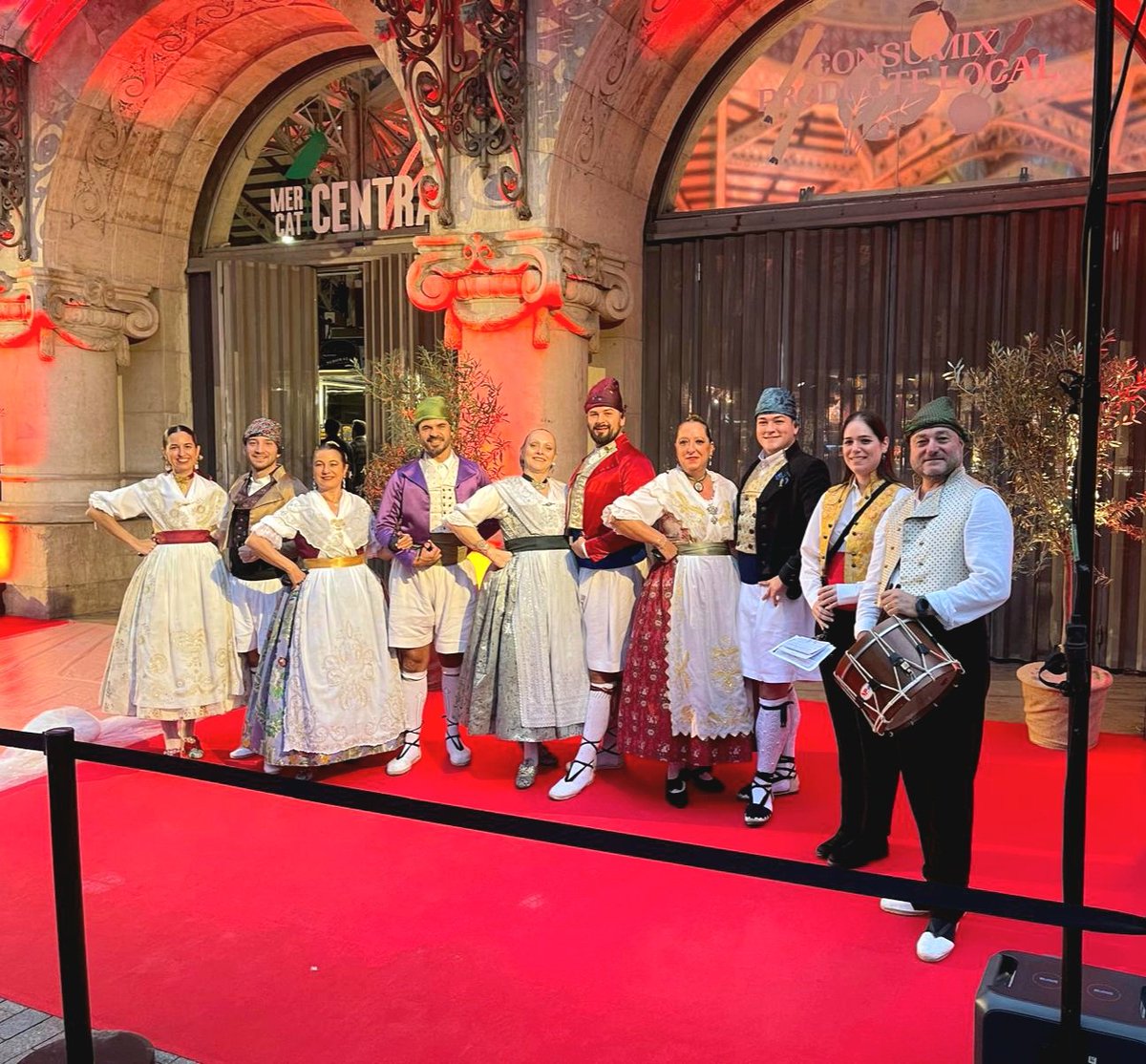 Ahir 9d'octubre, esdeveniment en el <a href="/MCentralVlc/">Mercat Central VLC</a>, per a <a href="/CatalanaOcciAlm/">CatalanaOccidente Ag</a>
<a href="/GrupLaSenyera/">A.C. Grup de danses La Senyera</a>
#folklorevalencià