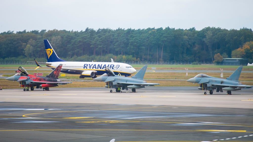 Der Mallorca-Urlaubsflieger landet und rollt an Eurofighter-Jets vorbei: Am Flughafen Münster/Osnabrück (FMO) in Grevenübt in diesen Tagen die Luftwaffe.

Der Übergang zum Militär scheint schon im Gange zu sein.😉

wn.de/muensterland/k…