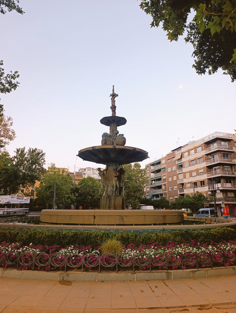 Esta es la #FuentedelasGranadas de Ramiro Megía. Hecha en bronce sigue el modelo de la que fue encargada para honrar a Eugenia de Montijo en Paris en 1860 ❤️ Será el escenario del #7000 de <a href="/adirecto/">Andalucía Directo ❎</a> <a href="/canalsur/">CanalSur</a> Como granadina un orgullo! Nos vemos el lunes <a href="/ModestoBarragan/">Modesto Barragán</a> !!!