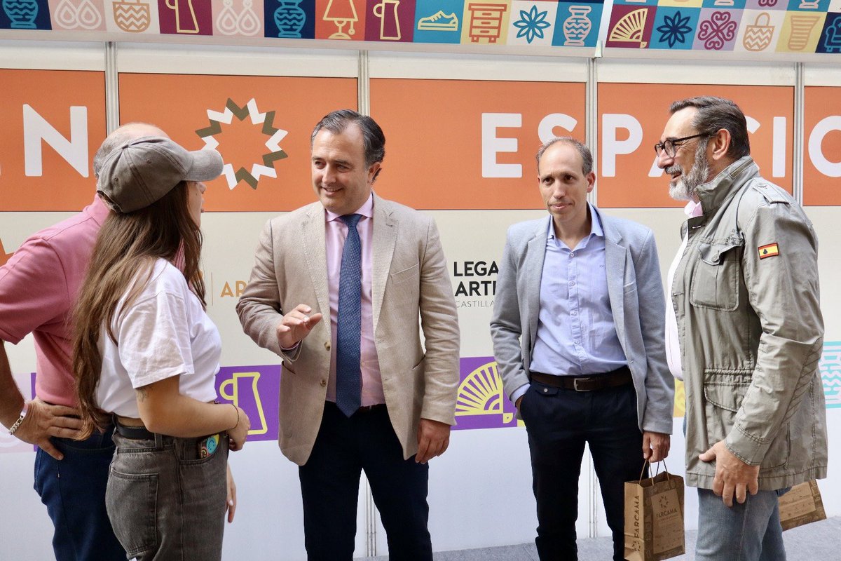 VoxCLM's tweet photo. 🧵El presidente del Grupo Parlamentario VOX en las Cortes de Castilla-La Mancha, @davidmorenovox , ha visitado #FARCAMA junto al vicepresidente de la Diputación de Toledo @dariveg y el Teniente Alcalde de Seseña, @EnriqueQuesad63 para poner en valor el trabajo de nuestros artesanos.
👉 “La artesanía es identidad, cultura y futuro para CLM. Necesita apoyo real, con ayudas directas y bonificaciones fiscales que garanticen la continuidad de estos oficios tradicionales”.