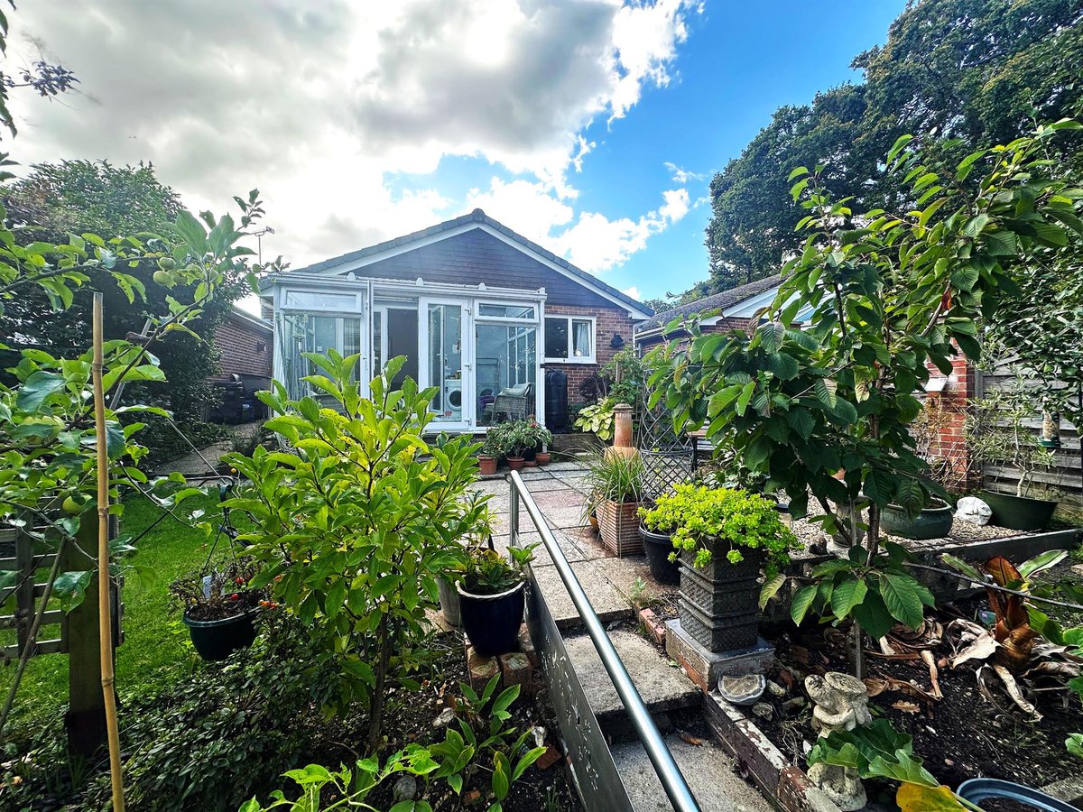 This delightful 2 bedroom #bungalow is set in a quiet position in #Hythe #Southampton backing onto the much loved 'Barry's Field'. 

Info- pearsons.com/properties/cor…

Call Pearsons Estate Agents Hythe office 023 8084 4131