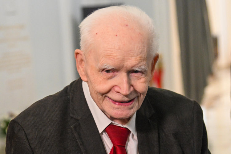 SchwertnerPL's tweet photo. Do zobaczenia, Panie Profesorze. W głowach wielu z nas pozostaje, po Panu, przekonanie, że zawsze warto walczyć o to, w co się wierzy. https://t.co/hZ6GUH35Pt