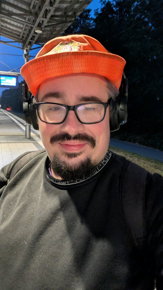 Thomy_Freaky's tweet image. Auf dem Weg zur @PolarisCon_ in Hamburg. 💛😊 #PolarisCon #Polaris2025 #PolarisConvention