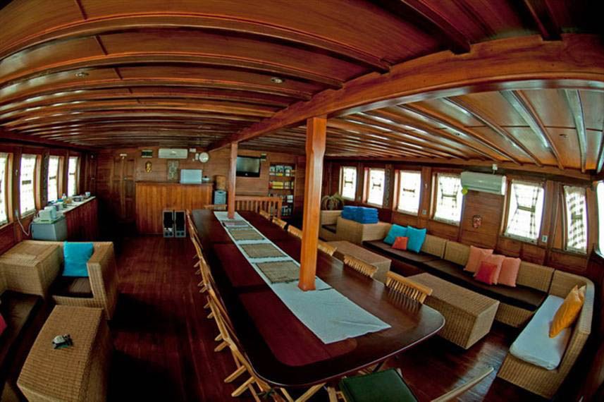 Aurora Liveaboard: Traditional Charm Meets World-Class Diving in Indonesia

👉 buff.ly/4QnaUka