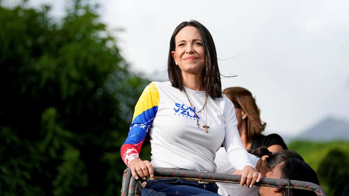 dlacalle's tweet photo. Maria Corina Machado, premio Nobel de la Paz por su incansable labor por la democracia y la paz y por el fin de la narcodictadura. 

Una campeona de la libertad y la lucha democrática.

Muy merecido.

Viva Venezuela libre.

Eres un ejemplo para todos los defensores de la libertad. Gracias siempre por tu labor @MariaCorinaYA