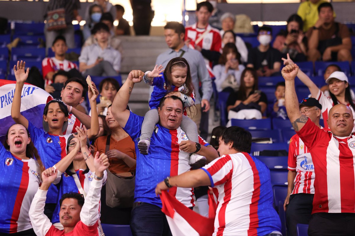Albirroja's tweet image. ¡El aliento siempre está! 🫂🇵🇾

¡La hinchada paraguaya, presente en Osaka!
