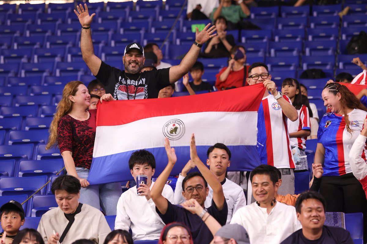 Albirroja's tweet image. ¡El aliento siempre está! 🫂🇵🇾

¡La hinchada paraguaya, presente en Osaka!