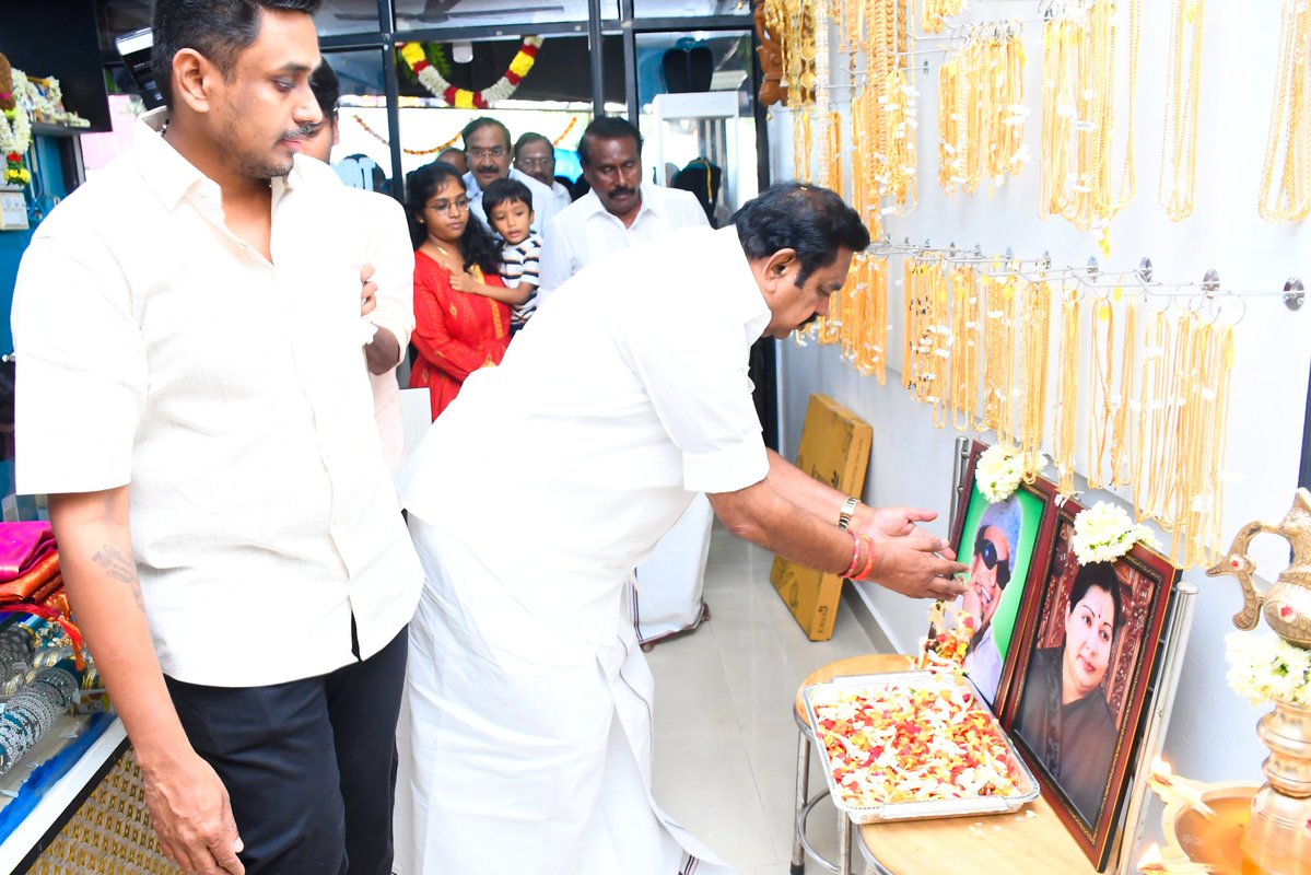 kishoradmk's tweet image. எங்கள் கடை திறப்பு விழாவிற்கு வருகை தந்த 2026ன் முதலமைச்சருக்கு நன்றி ❤️ 

என்றும் எடப்பாடியார் வழியில் 🙏 

#eps