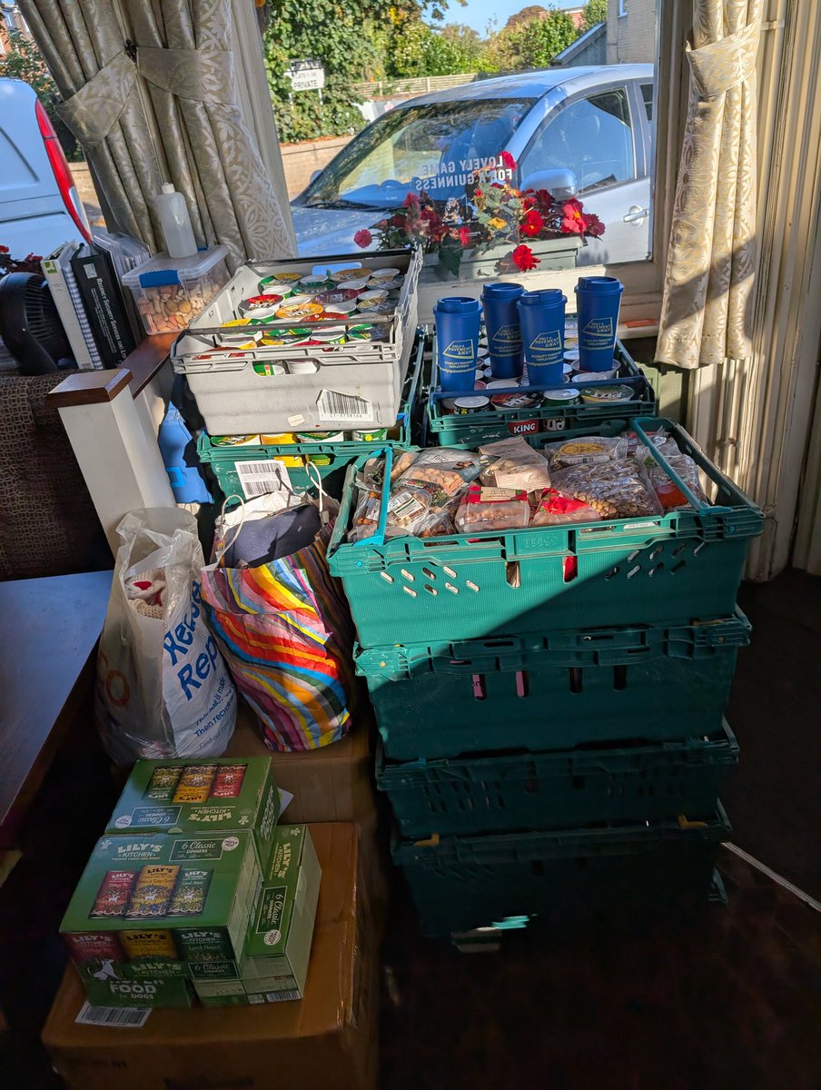 TheGardenHouse5's tweet image. #WorldHomelessnessDay @apavementaway @stmartinsnfk @pubaid @11cemetarygates @kennychild
Pot noodles pet food winter hats winter flasks chocolate bars fizzy drink nuts and kindness all collected in our little pub students helped OAPs helped the land might not care but we do