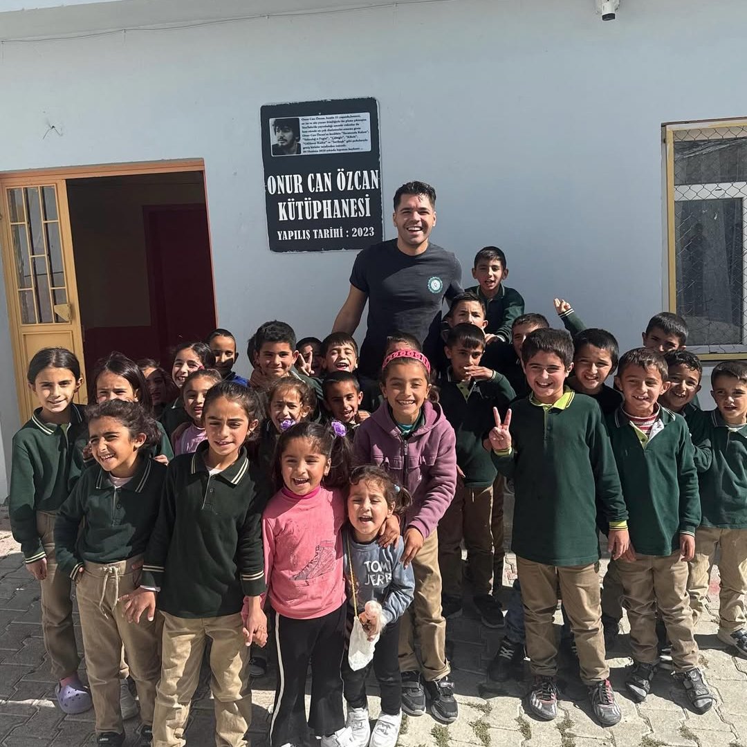 Emir Can İğrek, hayatını kaybeden Onur Can Özcan için 2023 yılında Van'da yaptırdığı kütüphaneyi tekrar ziyaret etti.
