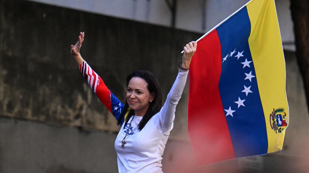 Felicitaciones a <a href="/MariaCorinaYA/">María Corina Machado</a> por ganar el premio Nobel de la Paz en el 2025, un reconocimiento merecido por su incansable trabajo para lograr una transición democrática en Venezuela.

La dictaduras se vencen con liderazgo moral y María Corina es el mejor ejemplo de ello. Un
