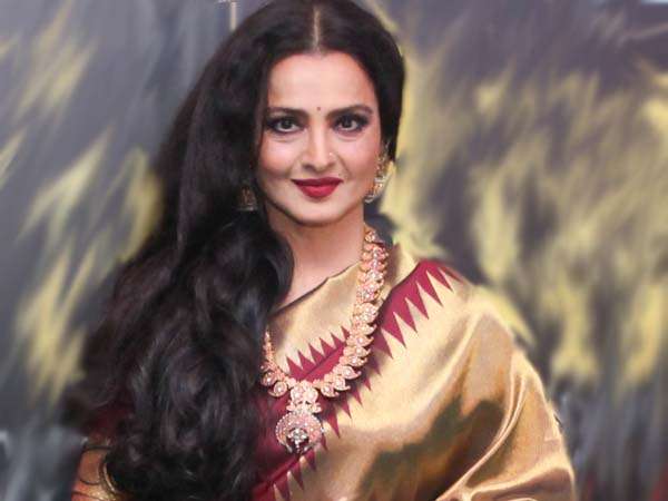 erprashant's tweet photo. Happy 71st Birthday to Rekha Ji – the timeless beauty of Bollywood, the evergreen diva who continues to inspire generations! #Rekha #BollywoodLegend #EvergreenDiva #HappyBirthdayRekha #QueenOfHearts #TimelessBeauty #BollywoodIcon #71YearsYoung #popnewsblend https://t.co/acBZurmAIN