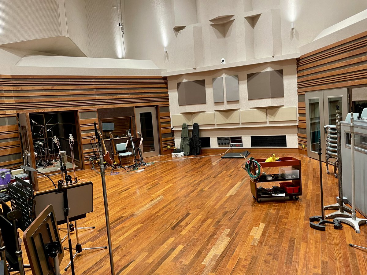 今日のRecはエモい楽曲だったのでこんなラインナップ🎸
ドラムがブース、僕が広い部屋だったので余白多めで、楽しいセッションだったので完成楽しみです😊
偶然僕の大好きまじナイスガイ益々セクシーなギタリストになっていくギタリストにも会えて嬉しかったです😆