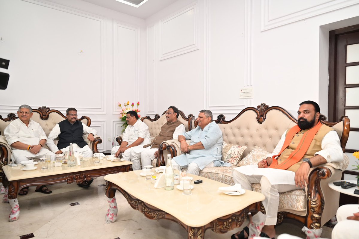 TawdeVinod's tweet image. एकजुट, संगठित और बिहार के लिए समर्पित!

बिहार विधानसभा चुनाव के संदर्भ में NDA के सभी सहयोगी दलों की बैठकें तेज हुई हैं और सभी के विचार एवं चर्चाएँ अपेक्षित दिशा में जा रही हैं। जल्द ही बिहार विधानसभा चुनाव के निमित्त एनडीए की सीटों का बंटवारा भी अंतिम रूप ले लेगा। NDA के सभी…
