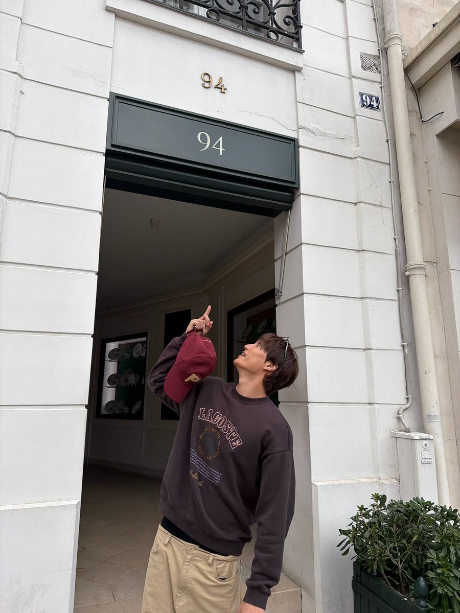 Ace_BBH's tweet photo. Jongin pointing at 94 bcs it's his birth year 🥹🤏 https://t.co/TSeW1P0u8Z