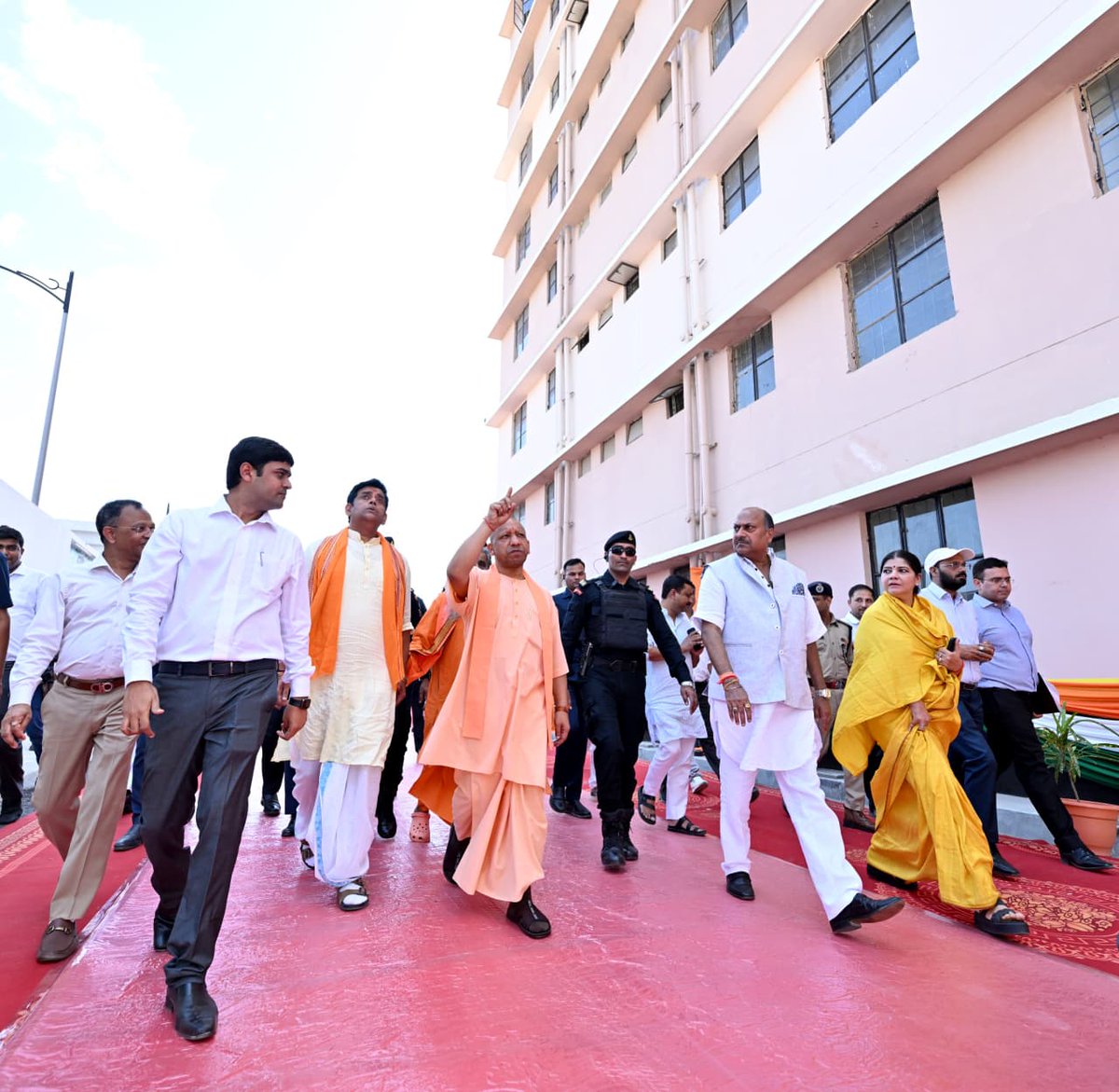 CMOfficeUP's tweet image. #UPCM @myogiadityanath ने आज जनपद गोरखपुर में आवासीय परियोजना के अंतर्गत EWS/LIG फ्लैट्स के आवंटियों को चाबी वितरित की। साथ ही, ₹118 करोड़ लागत की विभिन्न लोक-कल्याणकारी परियोजनाओं का लोकार्पण/शिलान्यास भी किया।

मुख्यमंत्री जी ने कहा कि किसी भी नौजवान/परिवार का एक सपना होता है…