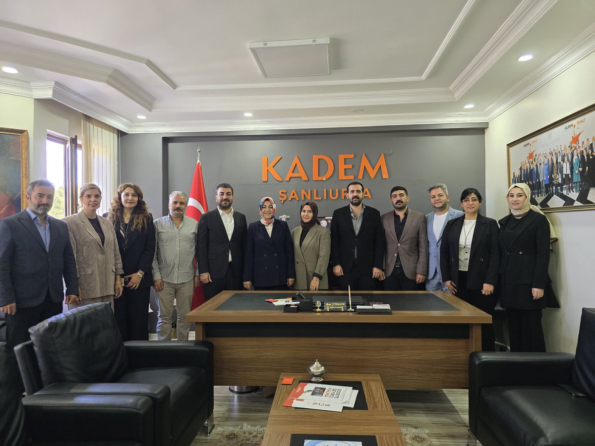 Başkanımız Sn Av.Orhan Çelik ve Başkan Yardımcılarımız, Şanlıurfa KADEM il temsilcisi Sn. Ayşe Çetinkaya'yı ziyeret ederek kadınların öncü rolünü ve ortak hedeflerimizi bir kez daha vurguladı. Çünkü biz inanıyoruz geleceği kadınların emeği ve kararlılığı şekillendirecek.