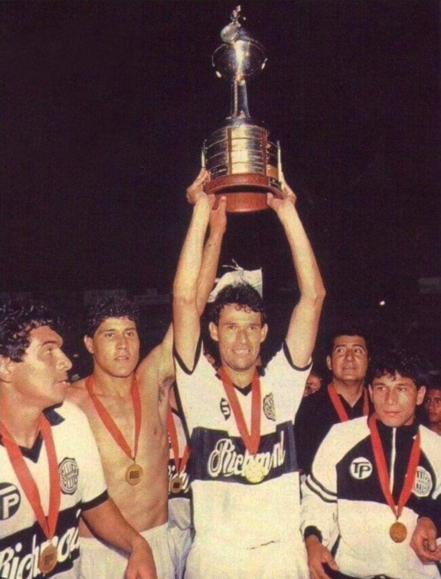 LA SEGUNDA ESTRELLA

Un dia como hoy pero del año 1990, Olimpia se coronaba Campeón de América, al igualar con Barcelona de Guayaquil 1-1 (ida 2-0).
El gol franjeado fue obra de Raul Vicente Amarilla y Almeida atajó un penal.

#HayFutbolpy