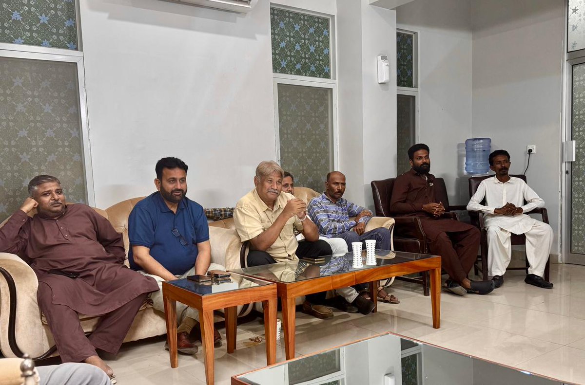 MQMPKOfficial's tweet image. عارضی مرکز بہادرآباد میں میٹنگ، مرکزی کمیٹی کے رکن کیف الوری اور سینئر نگراں کمیٹی کے رکن شبیر احمد قائم خانی نے شعبہ اقلیتی امور کی مرکزی کمیٹی سے ملاقات کی۔میٹنگ میں انچارج پطرس یوسف، اراکینِ صوبائی اسمبلی مہیش کمار ہا سیجا اور انیل کمار رتنانی بھی موجود تھے۔

#MQMPakistan