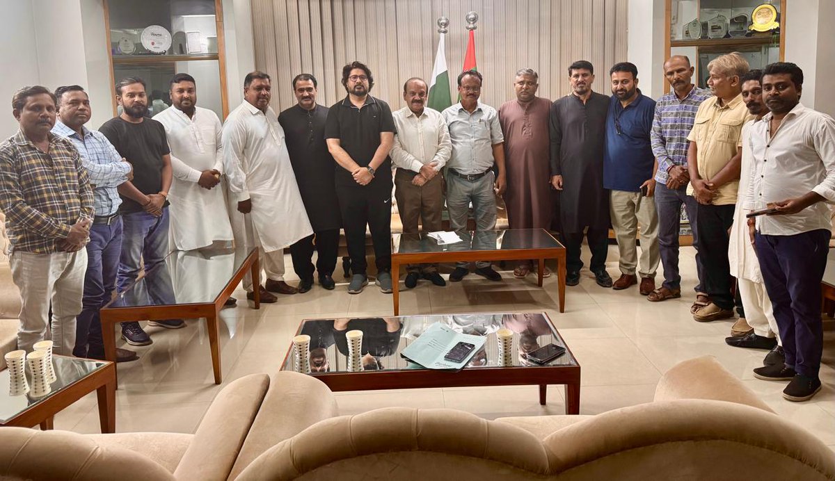 MQMPKOfficial's tweet image. عارضی مرکز بہادرآباد میں میٹنگ، مرکزی کمیٹی کے رکن کیف الوری اور سینئر نگراں کمیٹی کے رکن شبیر احمد قائم خانی نے شعبہ اقلیتی امور کی مرکزی کمیٹی سے ملاقات کی۔میٹنگ میں انچارج پطرس یوسف، اراکینِ صوبائی اسمبلی مہیش کمار ہا سیجا اور انیل کمار رتنانی بھی موجود تھے۔

#MQMPakistan