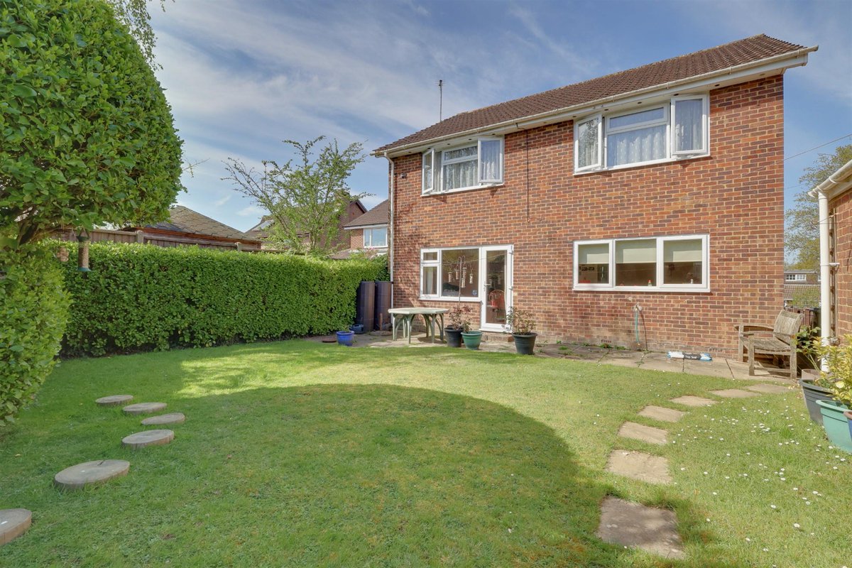 Positioned in the popular tree lined road in #Denmead #Hampshire, this spacious three bedroomed family #home which would benefit from some updating, is offered for sale.

Info- pearsons.com/properties/upp…

Call Pearsons Estate Agents Denmead office 023 9225 9151