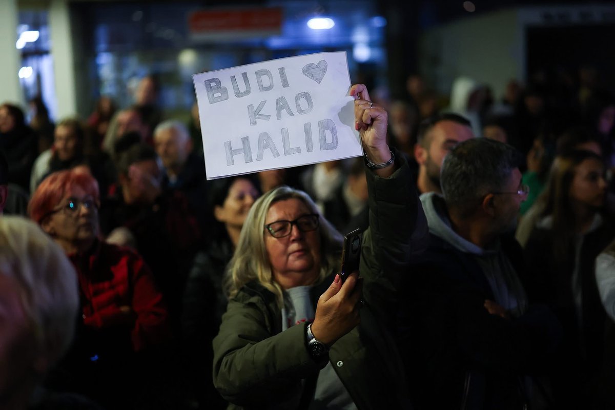 OsmanHalilbasic's tweet image. Svojim posljednjim dahom prosuo je ljubav po ovom napaćenom narodu na Balkanu! 💔😔 #halidbeslic #Sarajevo