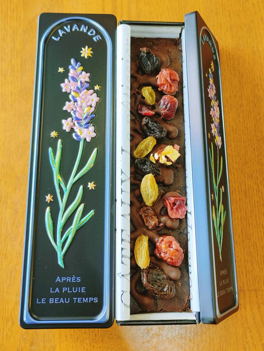 mgateau1's tweet photo. 今日から新しいお菓子缶の登場ビジュー缶シリーズの
「タロット缶ラベンダー」缶です ブラウニーチョコタイプのバルサミコショコラにドライフルーツを散りばめて宝石感を表現し、金箔をあしらってリッチなイメージのお菓子缶になりました
#タロット缶ラベンダー
#バルサミコショコラ
#お菓子のミカタ https://t.co/Bh8V4htx9y