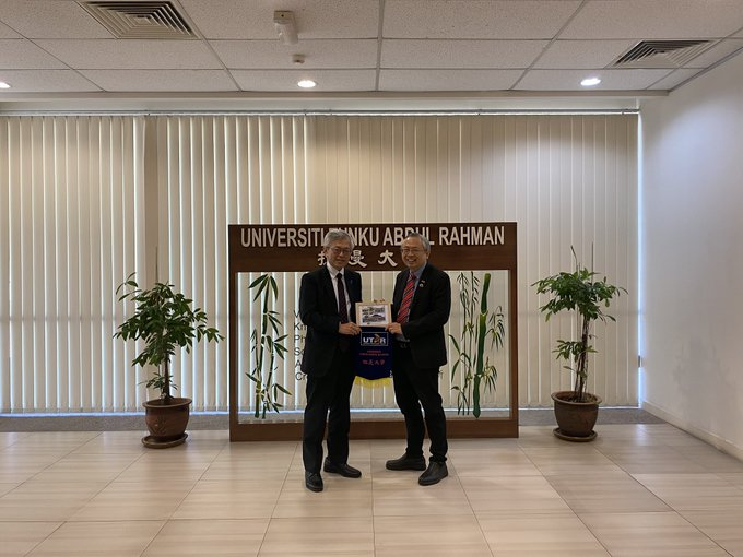 JapanConsulate's tweet photo. 8 Okt di #Kampar, #Perak. Saya melawat #UniversitiTunkuAbdulRahman(#UTAR) & bertemu dengan Ir. Prof. Dato’Dr. Ewe Hong Tat, Pengerusi, untuk melihat peluang kerjasama dengan universiti, termasuk bantuan pendidikan Jepun & bahasa asing yang paling popular di sana! https://t.co/y0Uc01xDeo