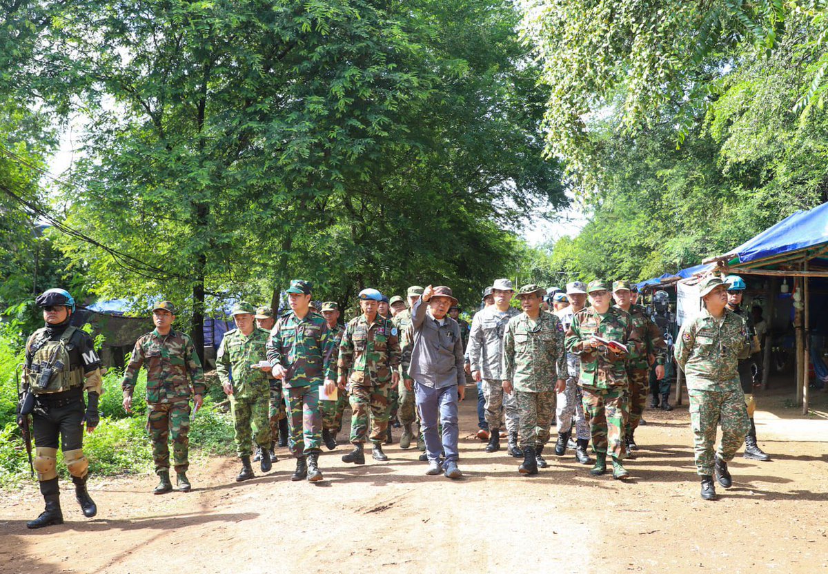 Dr_Hunmanet_PM's tweet photo. លោកជំទាវ ឧត្តមសេនីយ៍ឯក ម៉ាលី សុជាតា អ្នកនាំពាក្យក្រសួងការពារជាតិ នៃព្រះរាជាណាចក្រកម្ពុជា 

នៅព្រឹក ថ្ងៃសុក្រ ទី១០ ខែតុលា ឆ្នាំ២០២៥ ក្រសួងការពារជាតិ នៃព្រះរាជាណាចក្រកម្ពុជា បានសម្របសម្រួលជូនក្រុមអ្នកសង្កេតការណ៍អន្តរកាល (IOT) អញ្ជើញចុះពិនិត្យទីតាំងជាក់ស្តែង នៅភូមិជោគជ័យ និងភូមិព្រៃចាន់ ឃុំអូរបីជាន់ ស្រុកអូរជ្រៅ ខេត្តបន្ទាយមានជ័យ ដើម្បីសង្កេតការណ៍ ផ្ទៀងផ្ទាត់ និងរាយការណ៍ នៅស្ថានភាពព្រំដែន ក្រោយបទឈប់បាញ់ចូលជាធរមាន។

សូមគូសបញ្ជាក់ថា បើយោងតាមផែនការ ក្នុងរយៈពេលពេញមួយសប្តាហ៍នេះ ក្រុមអ្នកសង្កេតការណ៍អន្តរកាល (IOT) នឹងតាមដានសភាពការណ៍ និងចុះសង្កេតការណ៍ជាប្រចាំ នៅភូមិទាំងពីរខាងលើនេះ។

H.E. Lieutenant General Maly Socheata, Spokeswoman of the Ministry of National Defence of the Kingdom of Cambodia 

On the morning of Friday 10th October 2025, the Ministry of National Defence of the Kingdom of Cambodia, in coordination with the Interim Observer Team (IOT) has conducted the field mission to  Chok Chey and Prey Chan villages in O'Bei Chon commune, O'Chrov district, Banteay Meanchey province. This visit is conducted in order to observe, verify, and report on the border situation after the Ceasefire came into effect.

In accordance with the plan, the Interim Observer Team (IOT) would conduct frequent visit to the aforementioned villages throughout the whole week in order to monitor the prevailing situation.

#ហ៊ុនម៉ាណែត #Hunmanet #កម្ពុជា #cambodia #សន្តិភាពនៅកម្ពុជា #Peaceincambodia