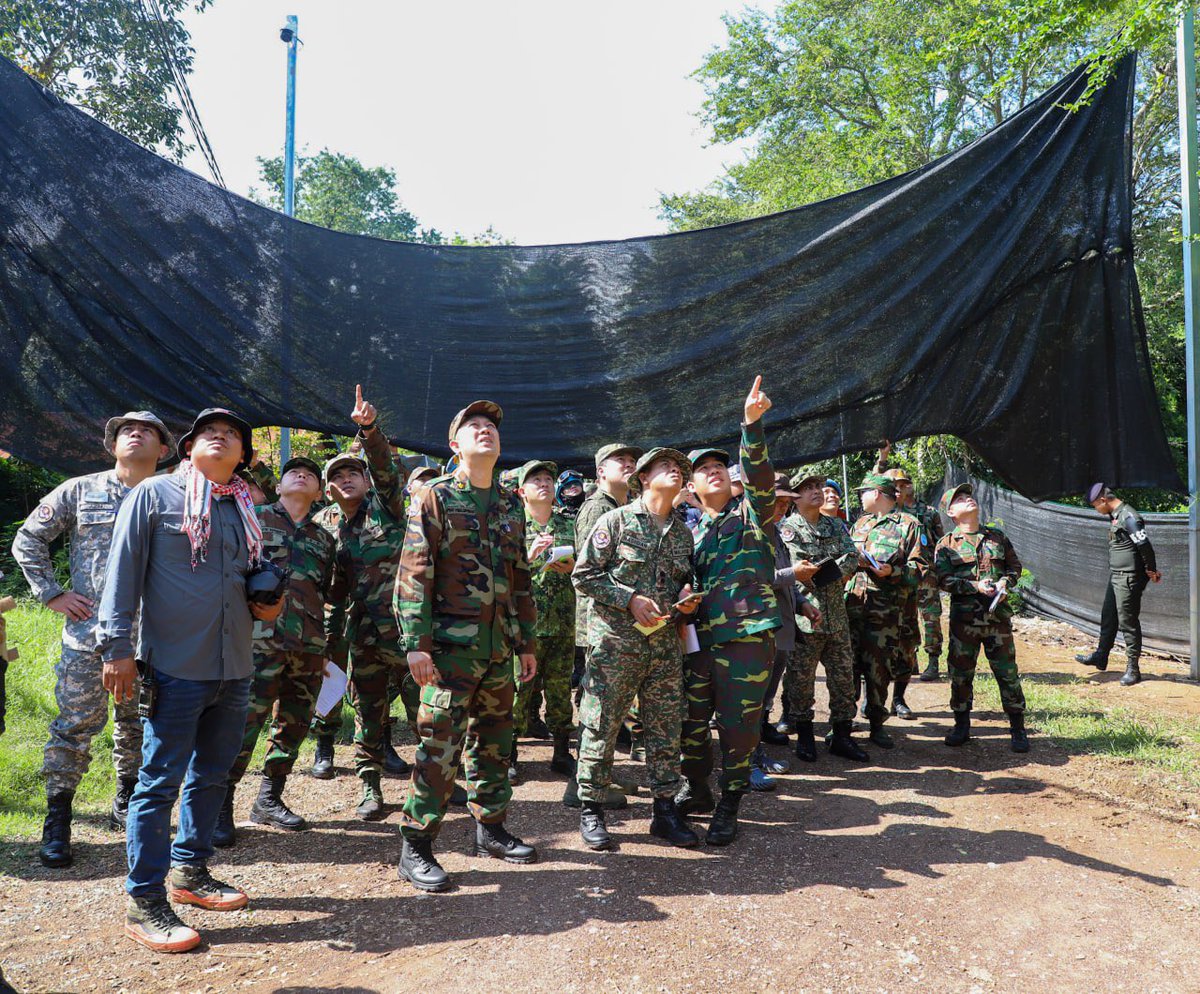 Dr_Hunmanet_PM's tweet photo. លោកជំទាវ ឧត្តមសេនីយ៍ឯក ម៉ាលី សុជាតា អ្នកនាំពាក្យក្រសួងការពារជាតិ នៃព្រះរាជាណាចក្រកម្ពុជា 

នៅព្រឹក ថ្ងៃសុក្រ ទី១០ ខែតុលា ឆ្នាំ២០២៥ ក្រសួងការពារជាតិ នៃព្រះរាជាណាចក្រកម្ពុជា បានសម្របសម្រួលជូនក្រុមអ្នកសង្កេតការណ៍អន្តរកាល (IOT) អញ្ជើញចុះពិនិត្យទីតាំងជាក់ស្តែង នៅភូមិជោគជ័យ និងភូមិព្រៃចាន់ ឃុំអូរបីជាន់ ស្រុកអូរជ្រៅ ខេត្តបន្ទាយមានជ័យ ដើម្បីសង្កេតការណ៍ ផ្ទៀងផ្ទាត់ និងរាយការណ៍ នៅស្ថានភាពព្រំដែន ក្រោយបទឈប់បាញ់ចូលជាធរមាន។

សូមគូសបញ្ជាក់ថា បើយោងតាមផែនការ ក្នុងរយៈពេលពេញមួយសប្តាហ៍នេះ ក្រុមអ្នកសង្កេតការណ៍អន្តរកាល (IOT) នឹងតាមដានសភាពការណ៍ និងចុះសង្កេតការណ៍ជាប្រចាំ នៅភូមិទាំងពីរខាងលើនេះ។

H.E. Lieutenant General Maly Socheata, Spokeswoman of the Ministry of National Defence of the Kingdom of Cambodia 

On the morning of Friday 10th October 2025, the Ministry of National Defence of the Kingdom of Cambodia, in coordination with the Interim Observer Team (IOT) has conducted the field mission to  Chok Chey and Prey Chan villages in O'Bei Chon commune, O'Chrov district, Banteay Meanchey province. This visit is conducted in order to observe, verify, and report on the border situation after the Ceasefire came into effect.

In accordance with the plan, the Interim Observer Team (IOT) would conduct frequent visit to the aforementioned villages throughout the whole week in order to monitor the prevailing situation.

#ហ៊ុនម៉ាណែត #Hunmanet #កម្ពុជា #cambodia #សន្តិភាពនៅកម្ពុជា #Peaceincambodia