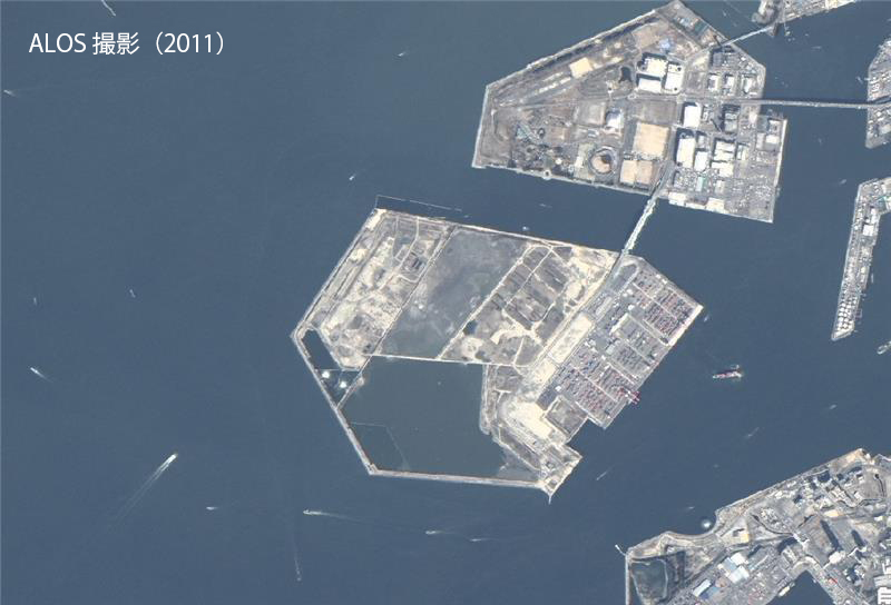 satellite_jaxa's tweet image. 【#地球を共に感じよう】
10/13まで開催の万博会場を、「#だいち」が2011年に撮影した画像です(左)。油井さんの画像と比べると、大屋根リングの敷地が埋め立て途中と分かります。
だいちシリーズは地図作製・更新や環境変化の把握など多様な分野で活用されています。詳細は↓
satnavi.jaxa.jp/ja/news/2025/0…