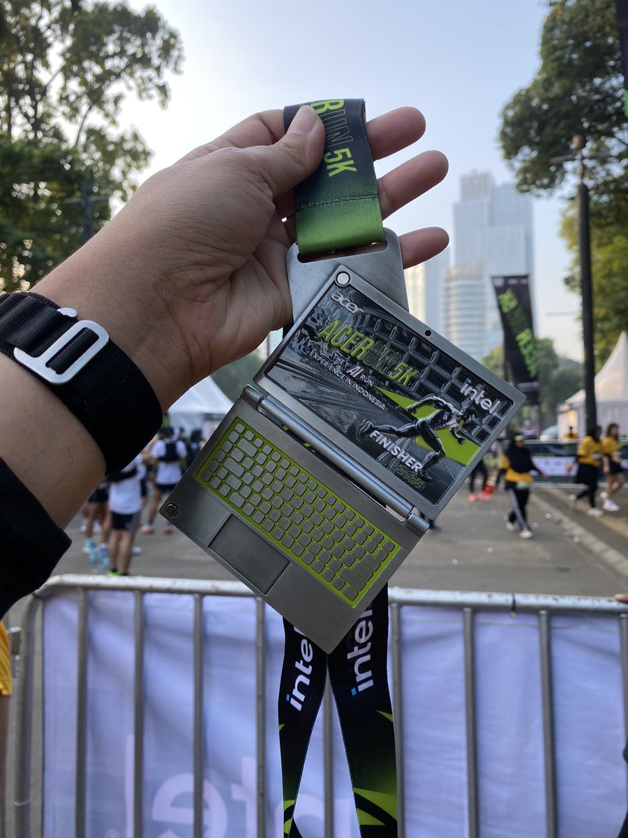 sineeya's tweet image. Run as administrator dpt medali nya bisa dibuka tutup kayak laptop gini, mincot