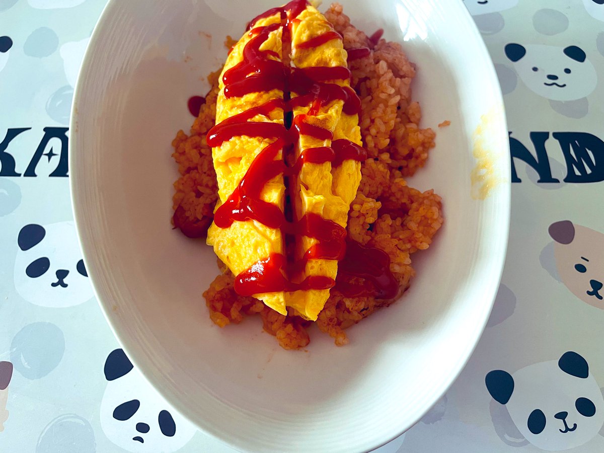 割ったらとろ〜りふわふわ半熟卵が広がって乗っかるオムライスを作ろうとしたんだけど
ケチャップライスにオムレツ乗せたものになってしまいました。