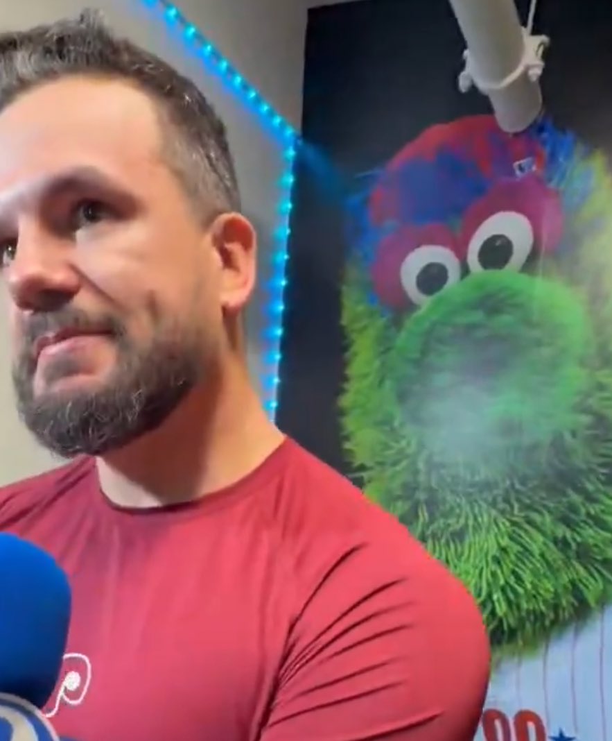 Thats_BB_Suzyn's tweet photo. @Phillies_Muse Hard to take Schwarb seriously with the Phanatic right behind him https://t.co/g5cjuF5uuR