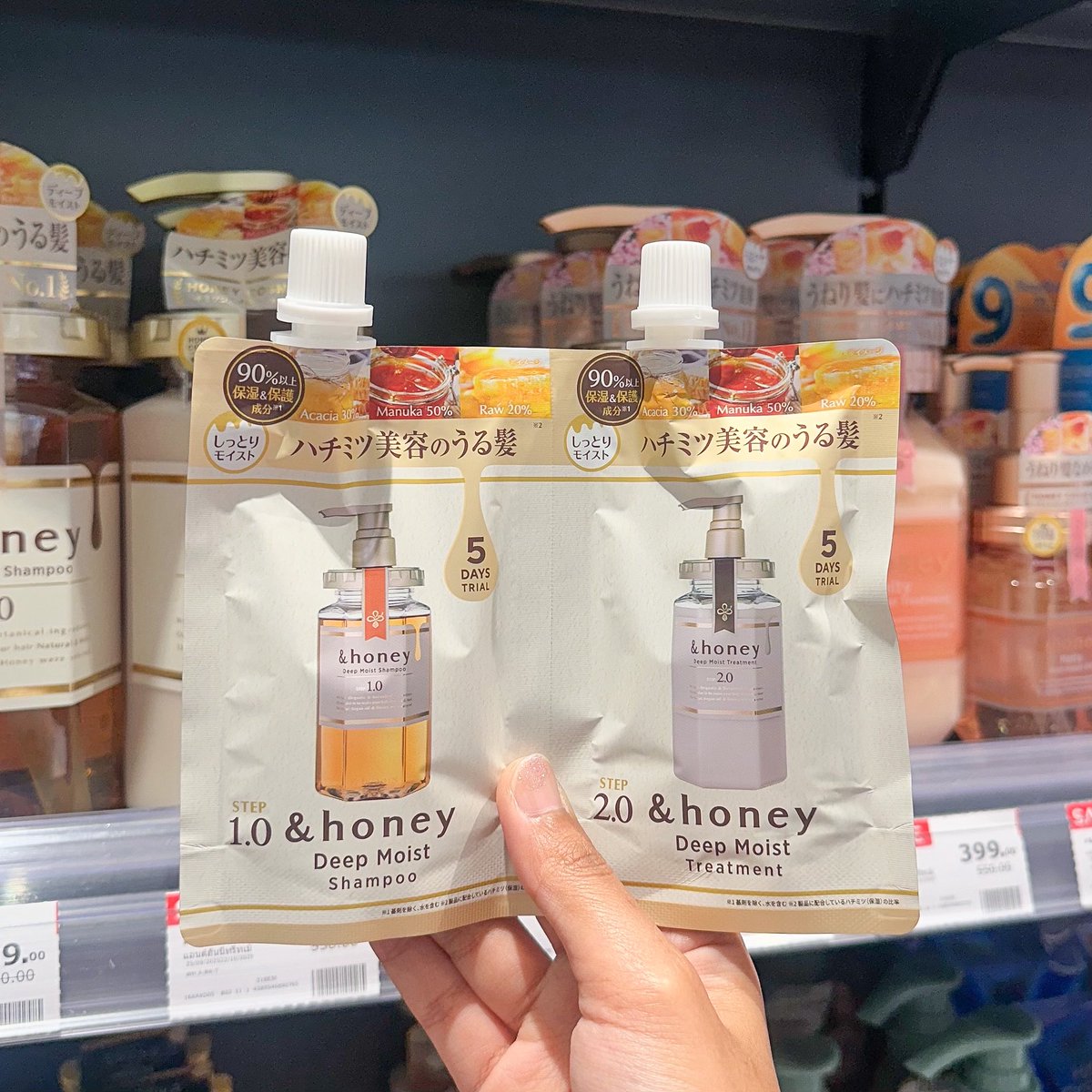 เพิ่งรู้ว่า &amp;honey มีแบบซองขายแล้วที่ watsons 🍯✨ ดีมากก เหมาะกับคนอยากลองสุดๆ มีครบทั้ง 2 สูตรเลย มีทั้งแชมพูและทรีทเม้นต์ในซองเดียว เห็นเป็นซองแบบนี้ใช้ได้ 5 วัน เหมาะทั้งกับซื้อมาลองก่อน หรือจะซื้อพกไปตจว./ตปท. พกง่ายดี ราคาน่ารักด้วย 🤭 #andhoney_th #แชมพูน้ำผึ้งตัวดัง