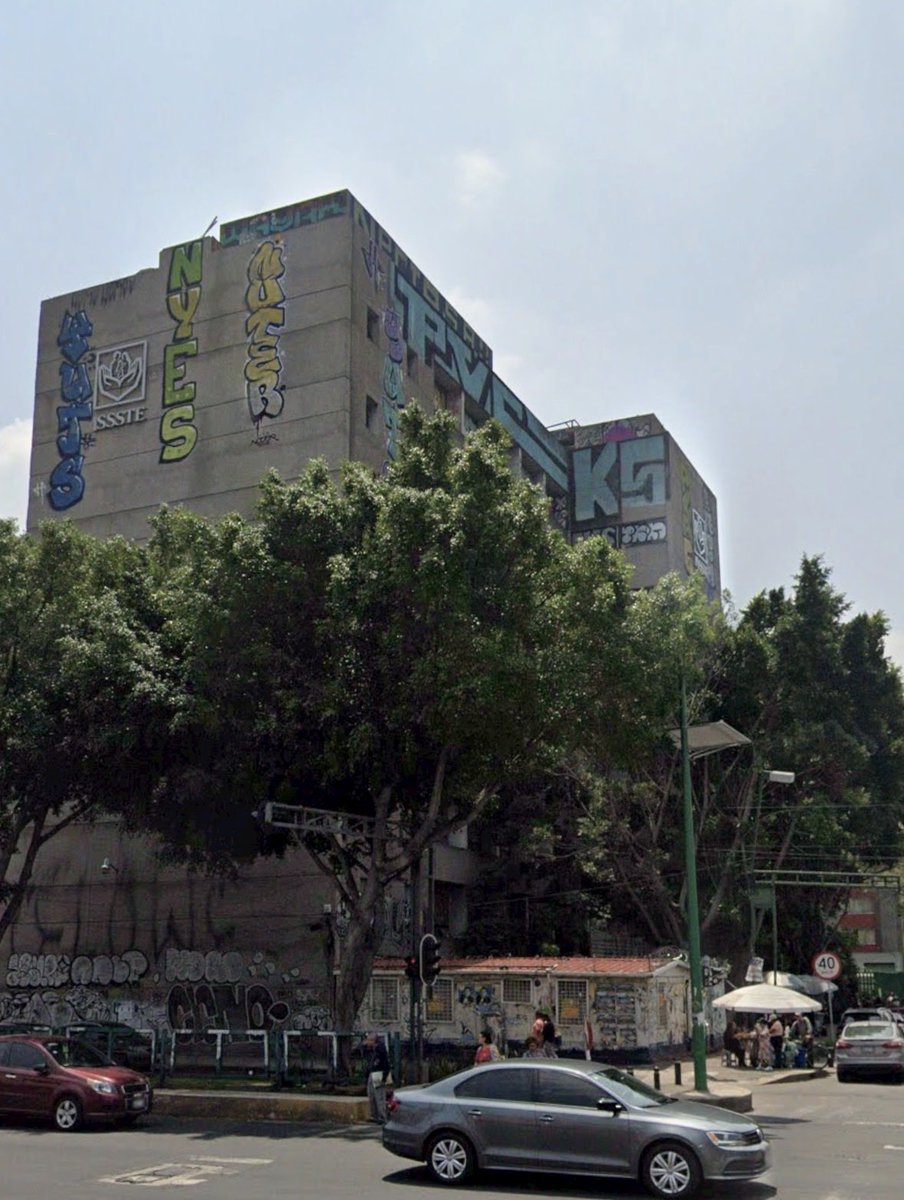 Hoy encontraron el cadáver en descomposición de una persona en la cisterna de este inmueble que fue hospital del ISSSTE en la calle de Lerdo y Eje 2 Nte, en Tlatelolco. Este inmueble actualmente está en un proceso de demolición desde hace dos meses pero llevaba abandonado más de