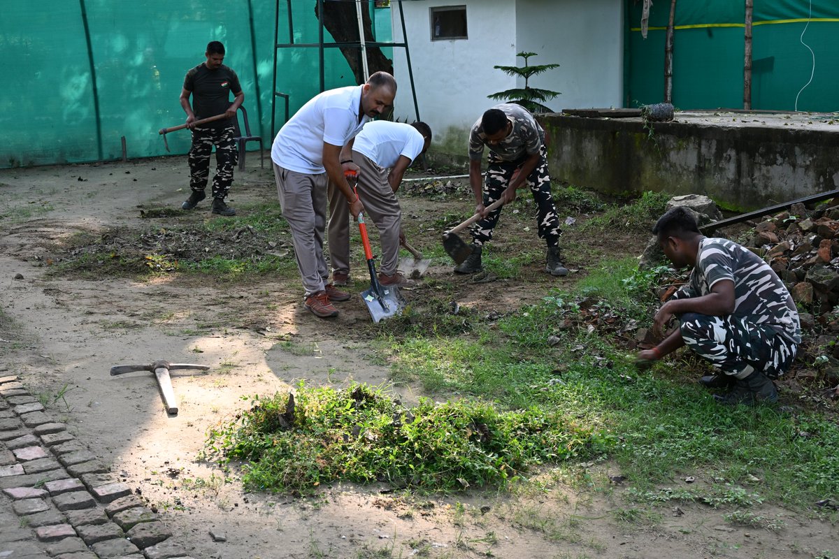 70BnSSB_INDIA's tweet photo. #SpecialCampaign5.0 के अंतर्गत 70वीं वाहिनी #SSB लखीमपुर खीरी द्वारा स्वच्छता व स्वास्थ्य पर विशेष ध्यान दिया जा रहा है।
योगाभ्यास व स्वच्छता कार्यक्रमों से सीमावर्ती क्षेत्रों में जागरूकता फैलाई जा रही है। 🌿
#70BN #FTRSSBLKW #SwachhBharat #HealthyIndia https://t.co/ASdwaLaVwa