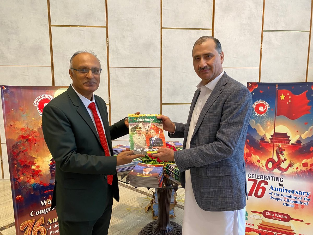 CHINAWINDOW2's tweet image. It is a great honor for me to present the China Window magazine to the legendary squash players — Jahangir Khan (6-time World Champion), Jansher Khan (8-time World Champion), Qamar Zaman (1-time World Champion), and Maqsood Ahmad (Amateur World Champion).@CathayPak @zhang_heqing