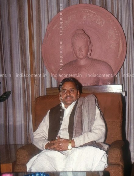 मैं गरीब के लिए राजनीति करता हूं, अमीर के लिए तो सब करते हैं : नेताजी MULAYAM SINGH YADAV

नेताजी ने कहा था नेता वही जो जमीन से जुड़ा हो, और जनता की आवाज़ को ताकत बना दे. नेता वही जो कुर्सी नहीं, जमीन से जुड़ा हो.

धरतीपुत्र मुलायम सिंह यादव सिर्फ एक नाम नहीं थे, वो राजनीति में