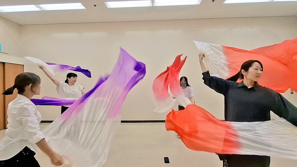 昨日の布遊会。
新作に取り組むメンバー🪭
ファンベールの色は、揃えたわけではなく、本当にたまたまだったのですが、
赤と紫の半々で、バランスが取れていてとても綺麗でした✨