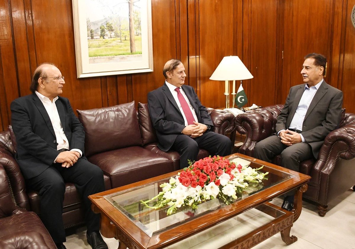 SAI_Pakistan's tweet photo. The Auditor General of Pakistan, Mr. Maqbool Ahmed Gondal, called on the Speaker of the National Assembly Mr. Ayaz Sadiq. The Speaker congratulated him on assuming office and discussed areas of mutual cooperation to enhance transparency, accountability, and good governance.
#AuditorGeneralofPakistan